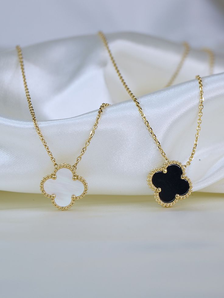 Collier trèfle à quatre feuille, dupe maison de luxe Couleur du trèfle : Blanc ou noir Chaine dorée Taille : 39 cm + 4 cm Dior Star, Preppy Jewelry, Pretty Jewelry Necklaces, Expensive Jewelry Luxury, Luxe Jewelry, Jewelry Accessories Ideas, Girly Accessories, Jewelry Fashion Trends, Classy Jewelry