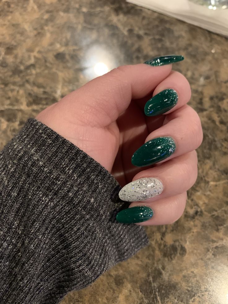 Silver Nail Designs, Emerald Nails, Green Acrylic Nails, St Patricks Day Nails, Dark Green Nails, Green Nail Art, Formal Nails, Green Nail Designs, Nagel Tips