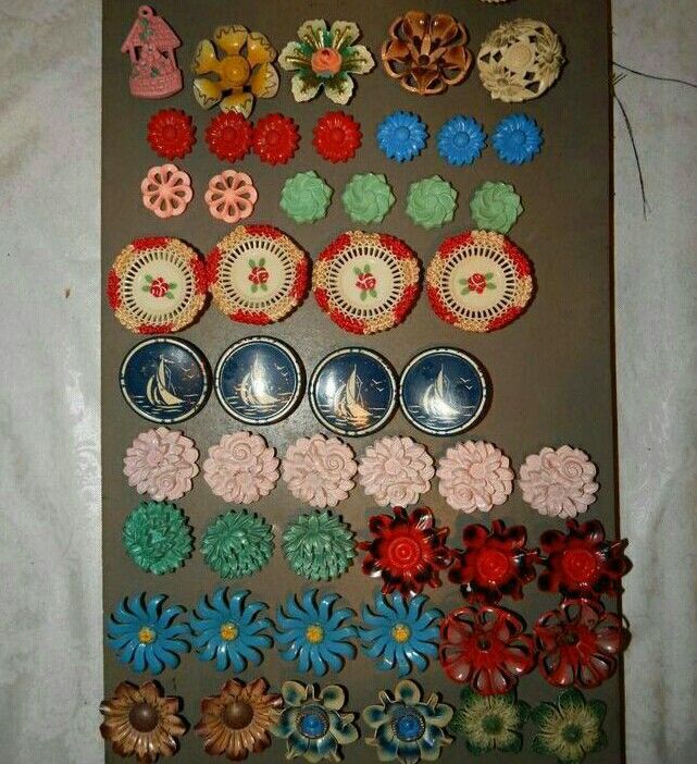 there are many different types of buttons on the table top, including one with flowers