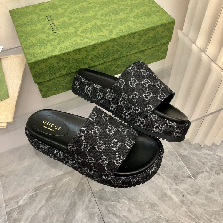 Trendy Shoes Sneakers, Dr Shoes, Pretty Shoes Sneakers, Shoes Heels Classy, Shoe Wishlist, Shoes Outfit Fashion, Fashion Slippers, Fresh Shoes, Hype Shoes