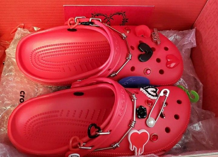 Karol G Crocs, Red Crocs Outfit, Charms Crocs, Red Crocs, Crocs Outfit, Bday List, Crocs Fashion, 2022 Christmas, Crocs Shoes