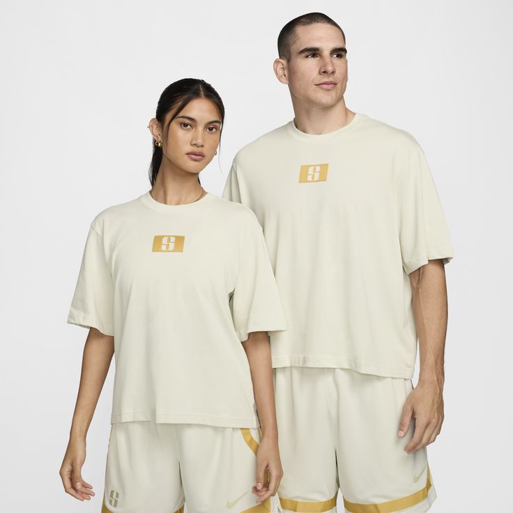 Whether you’re fine-tuning your craft on the court like Sabrina Ionescu or chilling off-court, this versatile, all-gender signature collection is for you. This tee's roomy fit and heavyweight cotton fabric make it easy for you to push yourself farther or wind down in full comfort. If you typically wear women’s styles, we recommend ordering your usual size. If you typically wear men’s styles, we recommend sizing up. Nike Crew Neck Leisure Top, Nike Crew Neck Top For Leisure, Nike Leisure Crew Neck Top, Nike Relaxed Fit Top For Summer, Sabrina Ionescu, Basketball Tees, Push Yourself, Women's Spurs, Womens Basketball