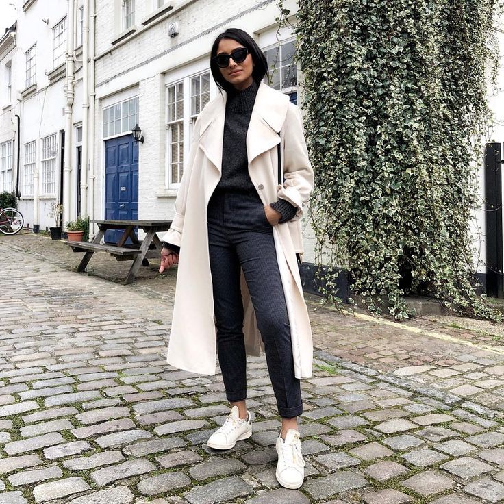 713 Likes, 13 Comments - Hannah | COCOBEAUTEA (@cocobeautea) on Instagram: “(Out)Fit for this gloomy London weather ☁️ http://liketk.it/2uHTk #liketkit @liketoknow.it” White Overcoat Outfit Women, Overcoat Outfit Women, Overcoat Outfit, London Weather, Neutral Fall Outfits, Womens Fashion Casual Winter, Winter Lookbook, Wool Overcoat, Outfit Women