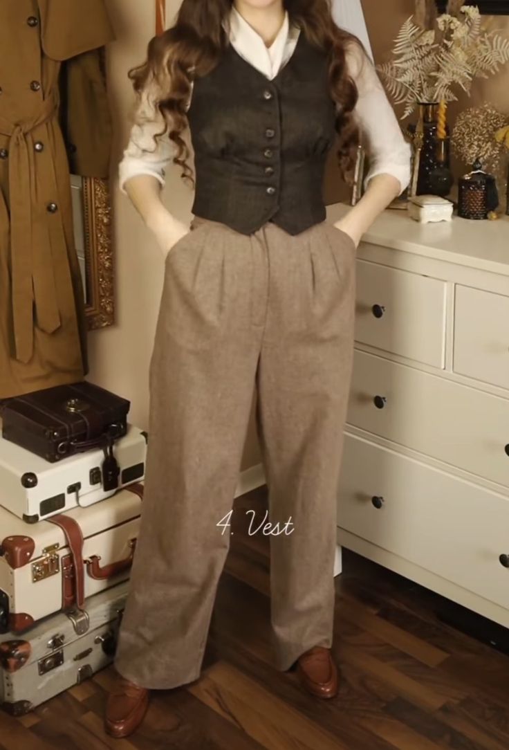 Cottagecore Suits Women, 20th Century Clothes, 1920 Suit Women, Scientists Aesthetic Outfit, 1920s Masculine Women, Vintage Women In Suits, Tweed Outfit Women Vintage, Author Style Fashion, Old Timey Aesthetic Clothes