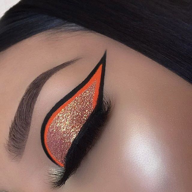 Neon, eyeliner, lashes, beuty, neon liner, rave, festival, makeup, makeup looks, orange, cute. Eyeliner Makeup Looks, Neon Eyeliner, Holloween Makeup, Eyeliner Designs, Orange Makeup, Face Paint Makeup, Halloween Eye Makeup, Graphic Makeup, Graphic Eyeliner