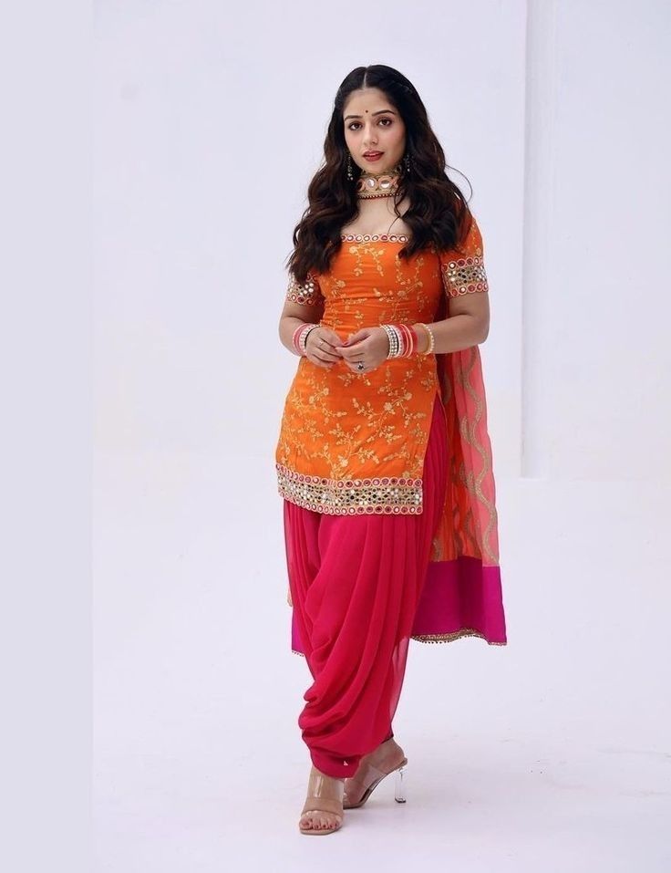 Ladies Suits Indian, Punjabi Dress Design, Simple Indian Suits, Patiala Dress, Suit Dupatta, Long Sleeve Dresses Fall, Patiala Suit Designs, Diwali Outfits, Patiala Suit