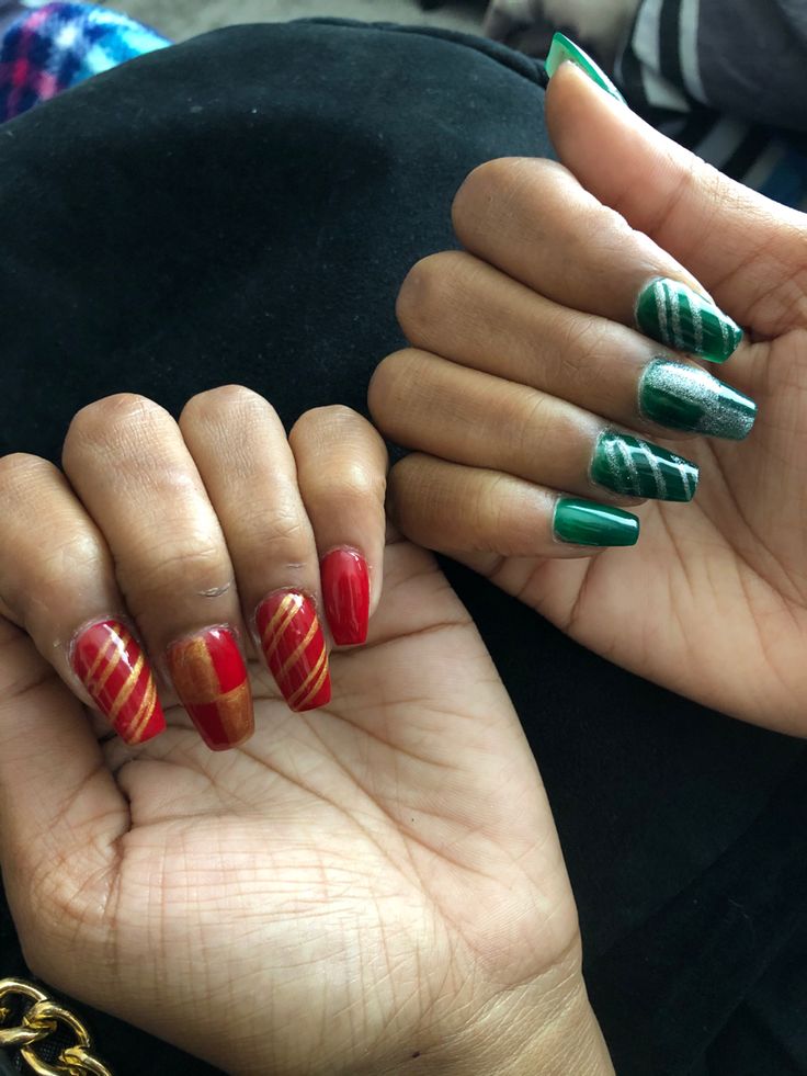 Harry Potter Nails Christmas, Draco Malfoy Inspired Nails, Griffindor Nails Designs, Harry Potter Nails Designs Slytherin, Gryffindor Nail Art, Slytherin Acrylic Nails, Slitherin Nails, Harry Potter Christmas Nails, Slytherin Nails Acrylic