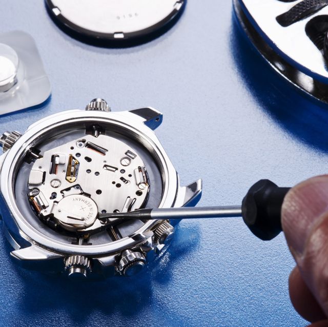 Changing watch battery Watch Repair Kits, Simple Watches, Case Knives, Watch Battery, Watch Repair, Fossil Watch, Watch Case, Quartz Movement, Quartz Watch