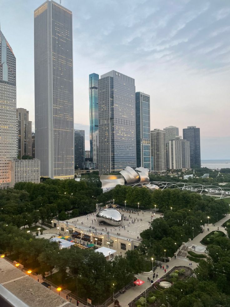 summer sunset at cindy’s rooftop in downtown chicago Cindy’s Rooftop Chicago, Rooftop Bars Chicago, Rooftop Chicago, Chicago Rooftop, Chicago Wallpaper, Chicago Fall, Usa Life, Chicago Vacation, Chicago Trip