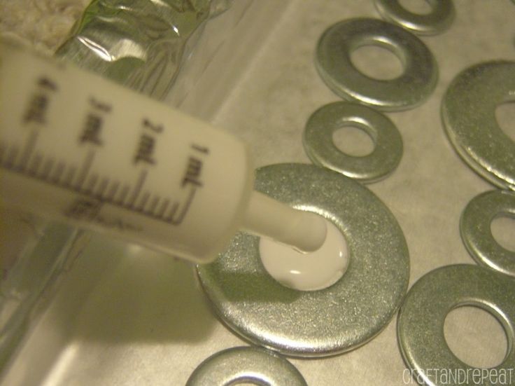 an iv injector sitting on top of a table next to some metal circles