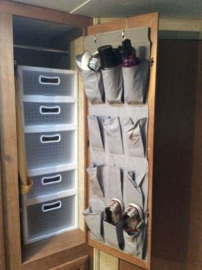 Rangement Caravaning, Camper Storage Ideas Travel Trailers, Rv Living Organization, Ideas Armario, Camper Organization Travel Trailers, Rv Storage Solutions, Travel Trailer Organization, Camping Diy, Van Storage