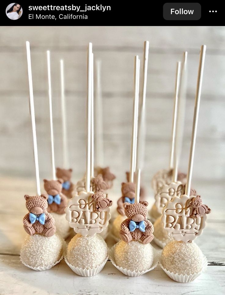 baby shower cake pops are decorated with teddy bears