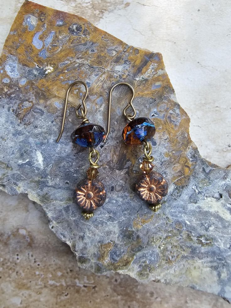 Pretty autumn inspired czech glass earrings. Czech flowers with an orbital czech glass bead in neutral colors and when the sunlight hits them a stunning blue glass flash! Czech Glass Jewelry Earrings, Mix Jewelry, Czech Glass Jewelry, Autumn Inspired, Frappe, Glass Earrings, Autumn Inspiration, Craft Inspiration, Czech Glass Beads