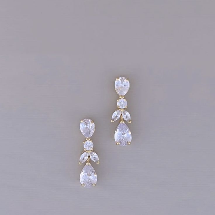 New In Box Bridal Earring Set! Gold With Swarovski Cz Description From Shop: Our Gorgeous Aura Earrings With Amazing Swarovski Crystals Arrangement. The Design Is Made Up Of Tear Drop And Leaf Shape Crystals To Make Every Look Stand Out. They Are Perfect For A Simple But Glamorous Look. The Earrings Can Be Styled With Most Of Our Wedding Headpieces And Bridal Tiaras And Crowns. * Handcrafted Unique Design * Highest Quality & Finest Materials * Brilliant Swarovski Crystals * Cubic Zirconia * Rhod Wedding Earrings For Updo, Bridesmaid Jewelry Ideas Silver, Wedding Earrings Bride, Silver Bridesmaid Jewelry, Bride Stuff, Turquoise Statement Earrings, Bridal Drop Earrings, Wedding Earrings Studs, Bridal Tiaras