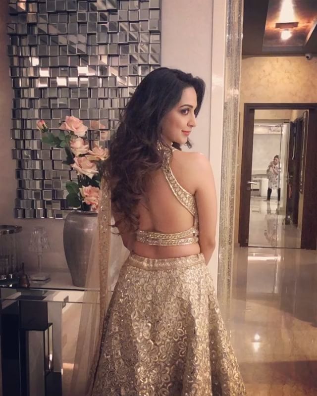 Follow me Maliha Tabassum Gold V-neck Bollywood Choli, Backless Lehenga, Embellished Gold Choli, Gold Embellished Choli, Gold Sleeveless Bollywood Blouse, Ethnic Lehenga, Kriti Sanon Backless Dress, Lengha Blouse Designs, Backless Blouse Designs