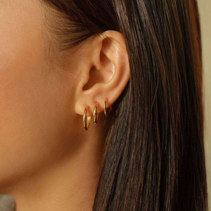 Classic Minimal Gold huggie hoop earrings that hug your ear perfectly. Fits all earlobe sizes and easy to put on/take off. Gold Vermeil Hypoallergenic, lead and nickel free Width 1.3mm Inside Diameter: 9mm, 11mm, 13mm Click close mechanism #E530, E032 3 Gold Hoop Earrings, Triple Piercing, Curated Ears, White Gold Hoop Earrings, Small Gold Hoop Earrings, Contemporary Earrings, Stacked Earrings, Mini Hoop Earrings, Hoop Earring Sets