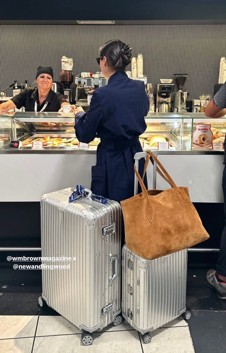 Rimowa Luggage, Airport Outfit Summer, Airport Aesthetic, Luxury Luggage, Airport Outfits, Airport Fits, Future Lifestyle, A Celebrity, High Society