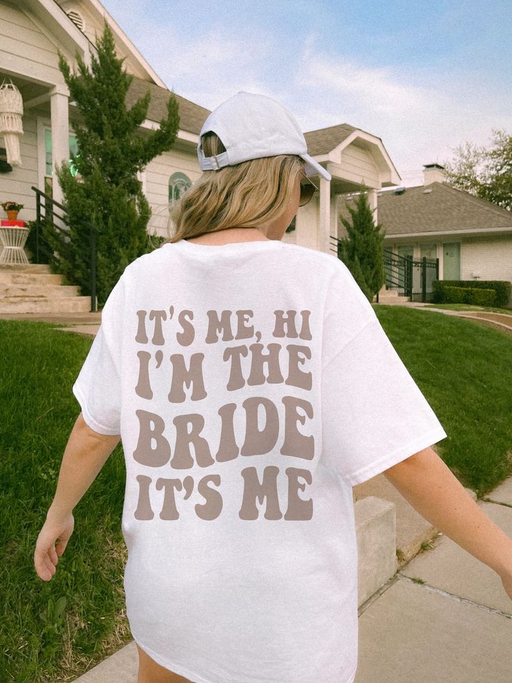 a woman wearing a t - shirt that says it's me, i'm the bride it's me