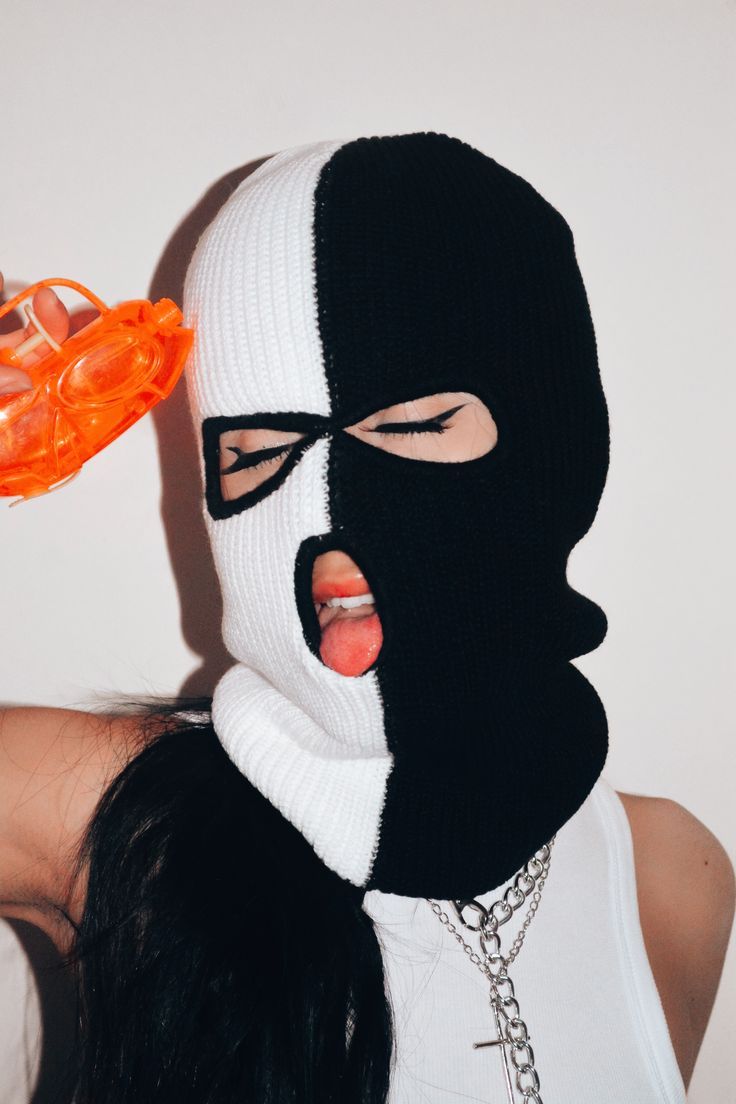 Balaclava touca Ninja Gangster Girl - Pronta entrega - Enviamos em até 24h - Superficial Store Balaclava Gangster, White Balaclava, Girl Duo, Ski Masks, Girl Gang Aesthetic, Facebook Black, Gangster Girl, Ski Girl, White Mask