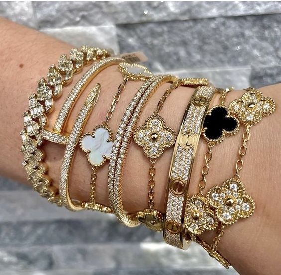 Girly Bracelets, Dope Jewelry Accessories, Expensive Jewelry Luxury, Wrist Jewelry, Luxe Jewelry, Jewelry Fashion Trends, Classy Jewelry, Expensive Jewelry, Jewelry Essentials