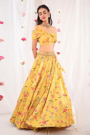 Shop for Esha Koul Yellow Georgette Draped Blouse And Printed Lehenga Set for Women Online at Aza Fashions Yellow Drapes, Mehndi Outfits, Printed Lehenga, Yellow Lehenga, Draped Blouse, Georgette Blouse, Plain Blouse, Yellow Print, Embroidered Blouse