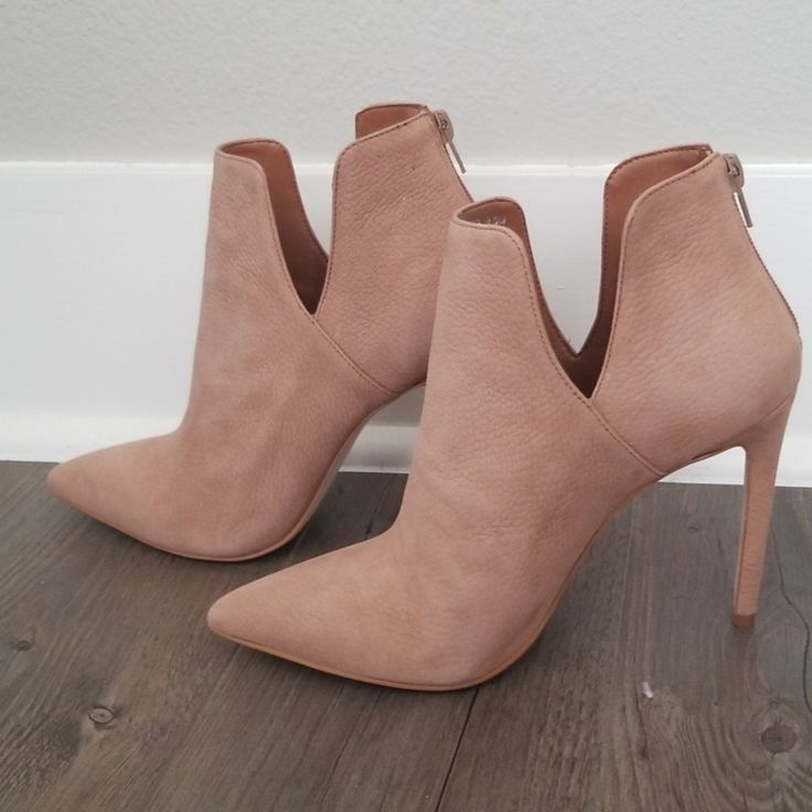 Steve Madden Nude Leather Booties. These Are Gorgeous On! New Still In Box. Chic Ankle Booties With 4-inch Heel, Chic Pointed Toe Heeled Boots With Suede Lining, Chic Booties With Sculpted Block Heel, Chic Almond Toe Heeled Boots With Heel Pull Tab, Chic Almond Toe Boots With Suede Lining, Chic Pointed Toe Booties With Stacked Heel, Chic Booties With Stacked Heel And Pointed Toe, Chic Pointed Toe Heels With Suede Lining, Chic Booties With Sculpted Heel And Almond Toe