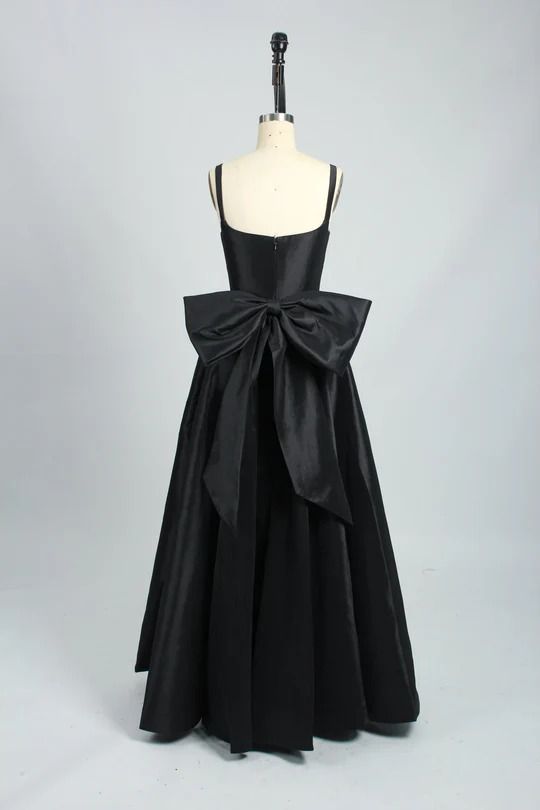 Buy Taffeta Black Ballgowns for Women and get the best deals at the lowest prices in the UK! Great Savings & Free Delivery, trust Cargo Clothing to bring you your prom dream dresses. Bow Prom Dress, Matric Dress, Giant Bow, Black Ball Gown, Dream Dresses, Bridesmaids Dress, Amazing Outfits, Black Gown, Big Bows