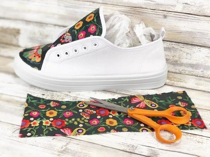 Diy Fabric Shoes, Fabric Covered Shoes, Decoupage Shoes, Canvas Shoes Diy, Upcycle Shoes, Painted Shoes Diy, Shoe Makeover, Painted Canvas Shoes, White Canvas Shoes