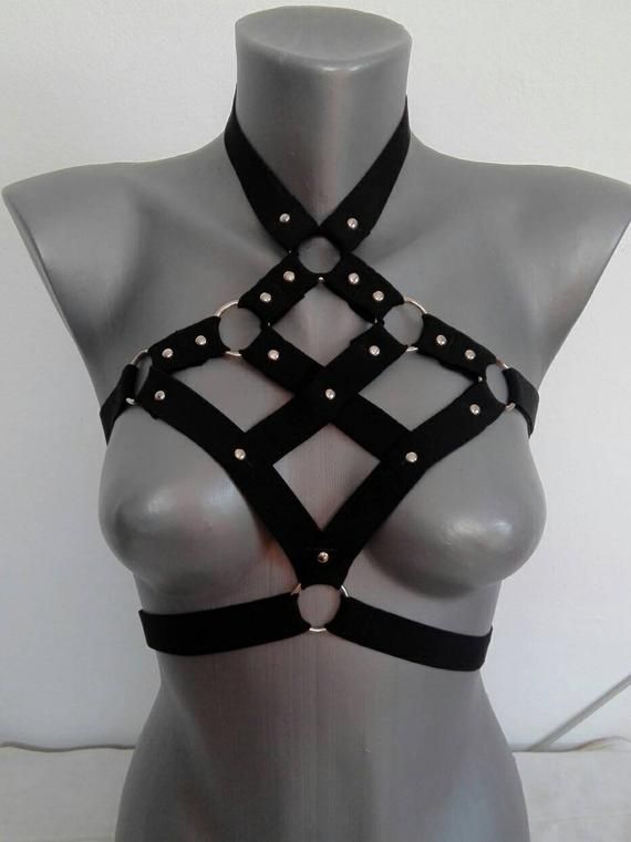 Harness Aesthetic, Body Harness Outfits, Diy Bralette, Chica Punk, Body Chain Harness, Gothic Lingerie, Harness Fashion, Harness Bra, Body Harness