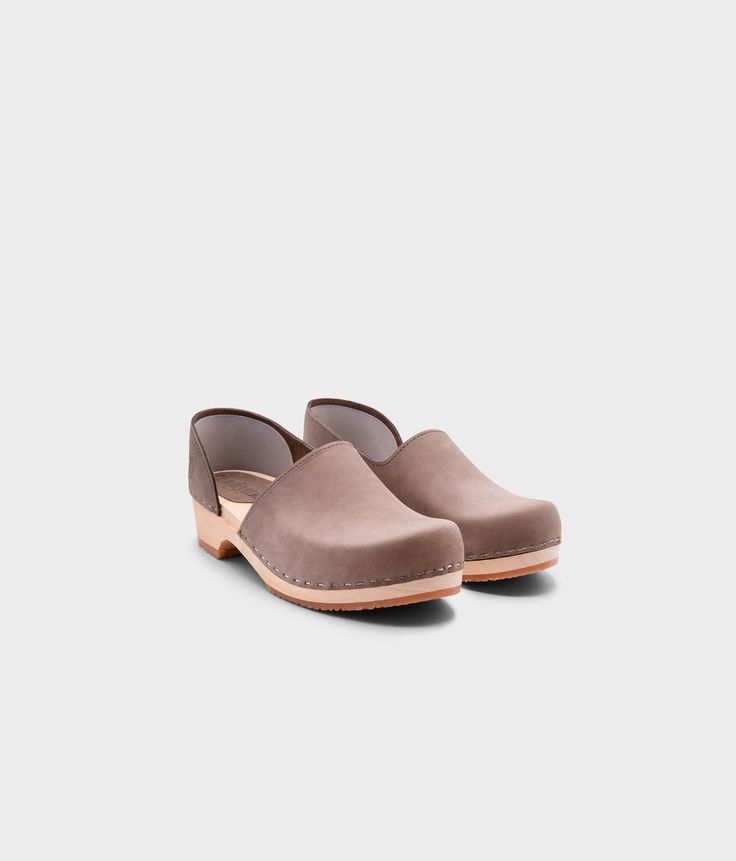 Brett low closed-back clogs in stone | Sandgrens Slip-on Clogs With Low Heel, Slip-on Clogs With Low Heel And Leather Sole, Slip-on Clogs With Rubber Sole Low Heel, Classic Almond Toe Mules With Wooden Heel, Classic Closed Toe Clogs With Cushioned Footbed, Slip-on Clogs With Wooden Flat Heel, Classic Leather Clogs With Almond Toe, Classic Clogs With Almond Toe And Leather Sole, Classic Low Heel Mules With Rubber Sole