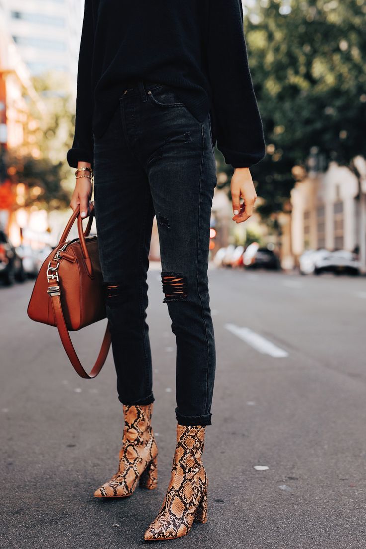 Snakeskin Booties Outfit, Booties Outfit Fall, Snake Skin Boots, Trendy Winter Fashion, Mode Shoes, Booties Outfit, Snakeskin Boots, Fall Booties, Quoi Porter