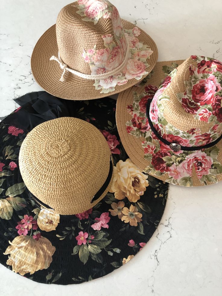 Spring Hats Diy, Straw Hats Decorating Ideas, Fabric Mod Podge, Decorated Sun Hats, Painting Straw Hats, Hat Decorating Ideas Creative, Diy Straw Hat Decoration, Decorate Hats Diy, Decorated Hats Diy