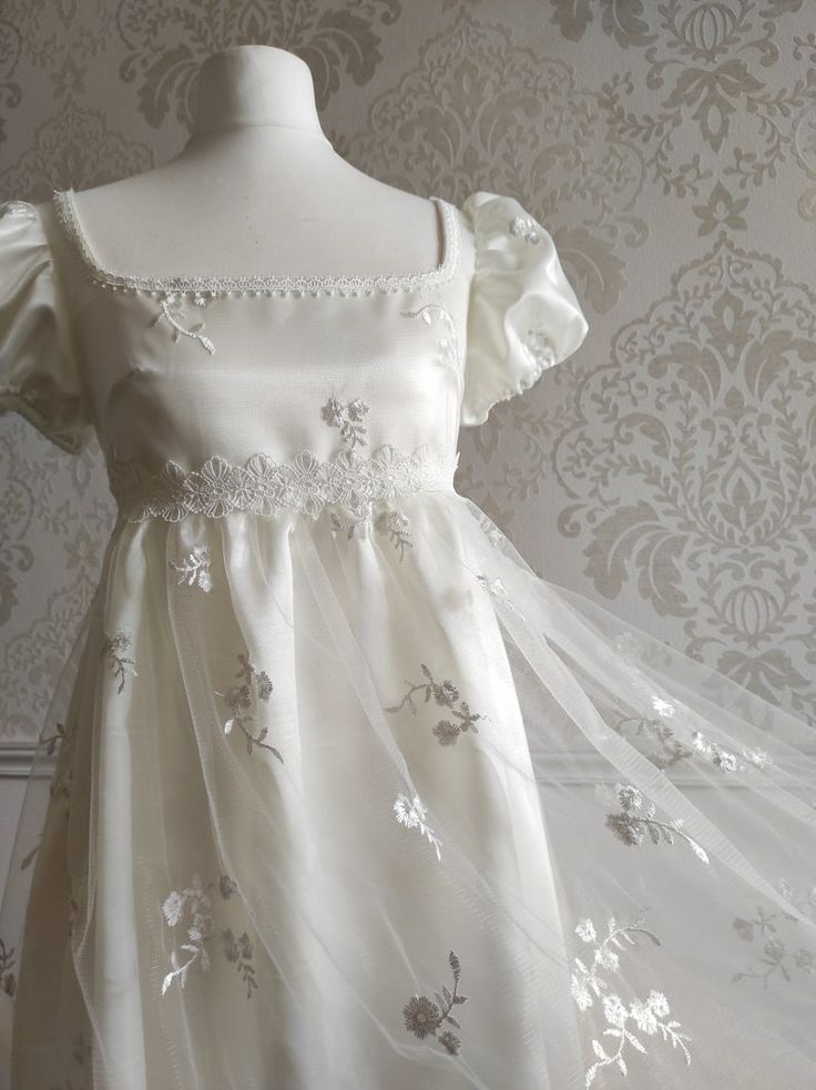 Regency Wedding Dress, Wedding Dress Embroidered, Vintage Bridal Fashion, Regency Wedding, Regency Era Fashion, Regency Dress, Regency Fashion, Old Fashion Dresses, Embroidered Tulle