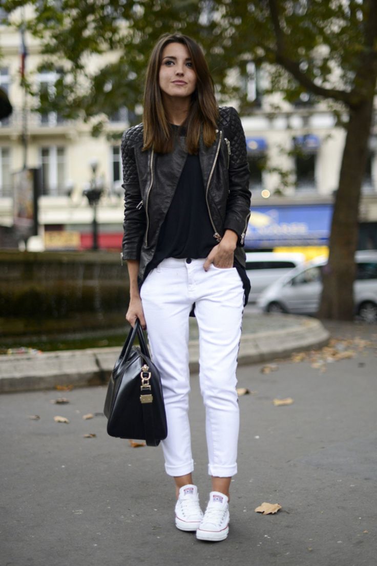 Black T-Shirt + White Boyfriend Jeans + White Sneakers + Black Leather Jacket Witte Jeans Outfit, How To Wear White Converse, How To Wear White Jeans, White Outfits For Women, White Boyfriend Jeans, Converse Outfits, Look Jean, White Jeans Outfit, Jeans Outfit Women