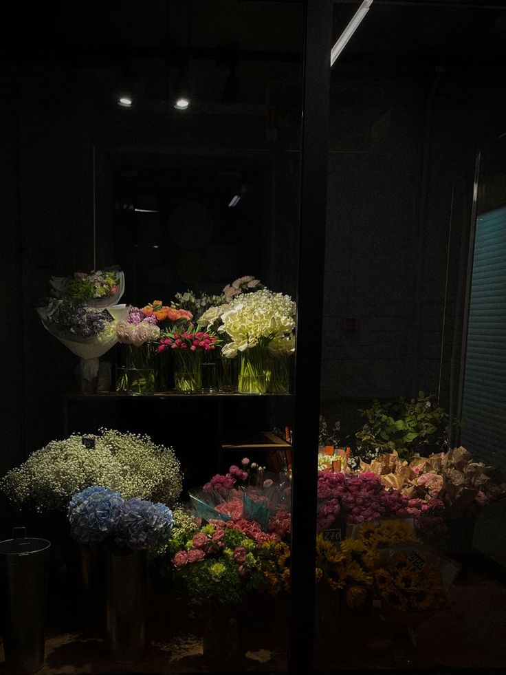 a bunch of flowers that are sitting on a shelf