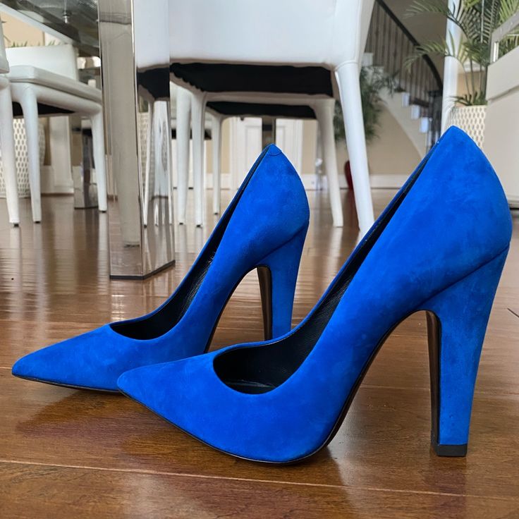 Giuseppe Zanotti Gives The Classic Pump An Update By Replacing The Stiletto With An Architectural, Of-The-Moment Block Heel. Sold Out Everywhere. * Suede Upper. * Low-Cut Vamp Visually Lengthens Legs. * Leather Lining And Padded Insole. * Leather Outsole. * Approx 4.25” Covered Heel. * Made In Italy. These Are In Excellent Condition With Minimal Scuffing At The Soles From Try On. Runs About A Half To Full Size Small Depending On Feet Width. Will Likely Fit Us 6.5 To 7 In My Opinion. Does Not Come With Box Or Dust Bag But Will Be Packed Carefully For Shipping Reasonable Offers Will Be Considered Zanotti Shoes, Giuseppe Zanotti Shoes, 5 To 7, Classic Pumps, Giuseppe Zanotti, Try On, Low Cut, Block Heels, Dust Bag