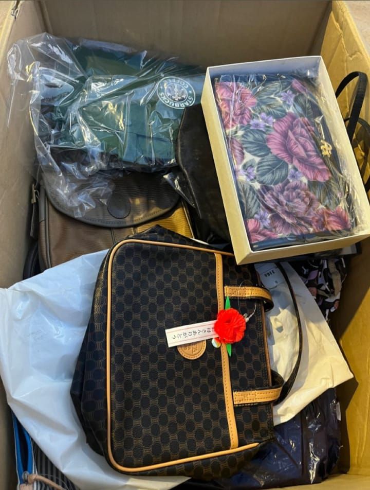 Inmate Clothes, Fedex Delivery Package, Flower Bouquet Snapchat Story, Diy Fashion Photography, Shopping Pictures, Iphone Screen Repair, Itunes Card, Iphone Storage, Louis Vuitton Gifts