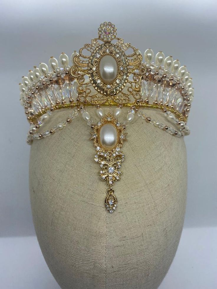 Gold Tiaras And Crowns, Headpiece Jewelry Vintage, Luxury Traditional Gold Headpieces, Headpiece Jewelry Goddesses, Kundan Necklace Simple, Royal Jewelry Aesthetic, Aphrodite Crown, Intricate Headpiece, Baroque Headpiece