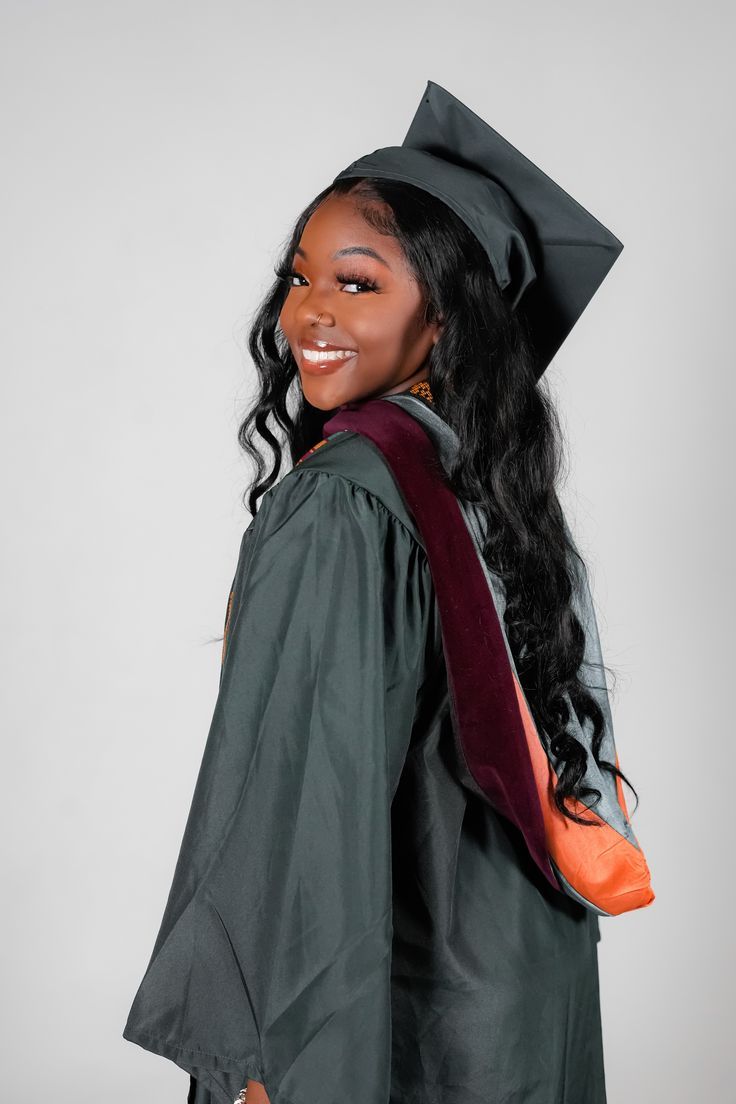 Green Cap And Gown, Black Graduation Pictures, Graduate Photoshoot, Nursing Graduation Pictures, Graduate Photo, Graduation Look, Dress Stole, Girl Graduation, Grad Photography