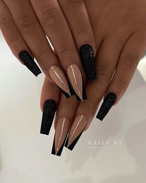 Acrylic Nail Designs Fall 2024, Matte Black Design Nails, Black Tip Nails With Gold, Acrylic Black Nails Designs, Beige Black Nails, Ballerina Black Nails, Acrylic Nails Black Designs, Black Vacation Nails, Acrylic Nails 2024 Trends