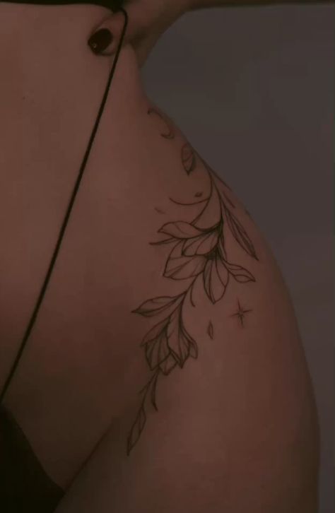 the back of a woman's stomach with leaves on it