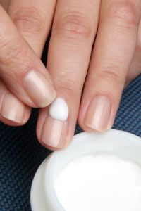 Moisturizing your cuticles + home remedies for dry/cracked cuticles. Healthy cuticles are key to a beautiful, professional looking manicure. Nails With Polish, Nail Conditions, Manicured Nails, Broken Nails, Brittle Nails, Healthy Nails, Essie, Hair And Nails, Nail Care