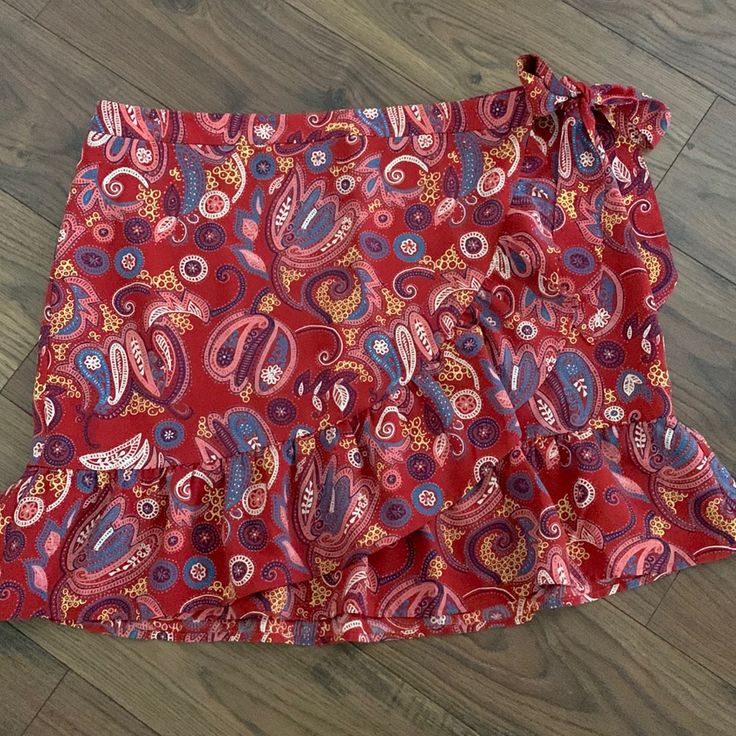 Ann Taylor Loft Red Paisley Ruffle Bottom Skirt. Size 14. New, Never Worn. Summer Flowy Red Skirt, Red Summer Skirt With Lining, Red Lined Summer Skirt, Summer Mini Skirt In Red, Red Mini Skirt For Summer, Red Summer Mini Skirt, Red Mini Skirt For Spring Beach Outing, Red Mini Skirt For Vacation, Red Mini Skirt For Beach Spring Season