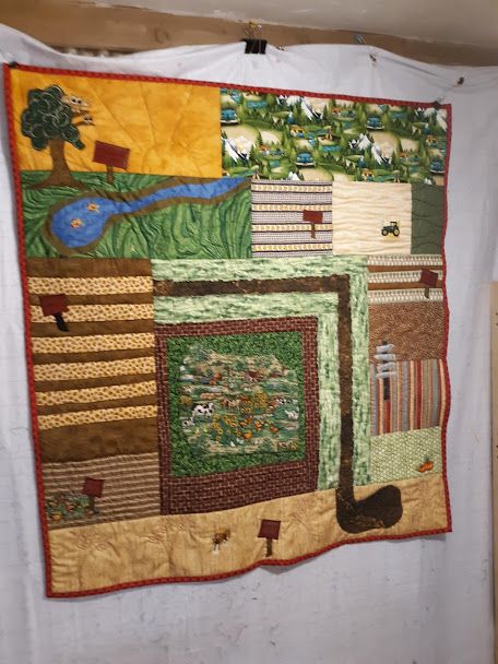 a quilt hanging on the side of a wall