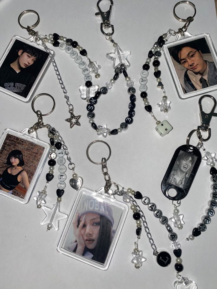 Kpop aesthetic Kaychain llavero K Pop Keychain Diy, Kpop Photo Keychain, Kpop Keychain Aesthetic, Kpop Keychain Ideas, Mochila Kpop, Keychain With Photo, How To Make Keychains, Kpop Keychain, Kpop Jewelry