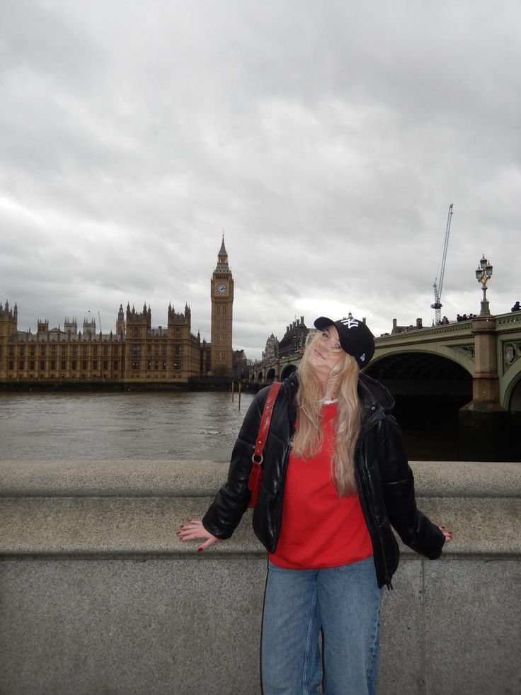 london bridge by the big ben viewpoint, photo idea with new era cap and red sweater. red accesoires. #aesthetic #london #londonaesthetic #redsweater #newera #red #redaesthetic #bigben Big Ben Picture Ideas, England Trip Outfits, London Bridge Photo Ideas, London Ig Pics, London Aesthetic Photos, London Pics Instagram, London Pics Ideas, London Photo Ideas Instagram, London Poses Photo Ideas