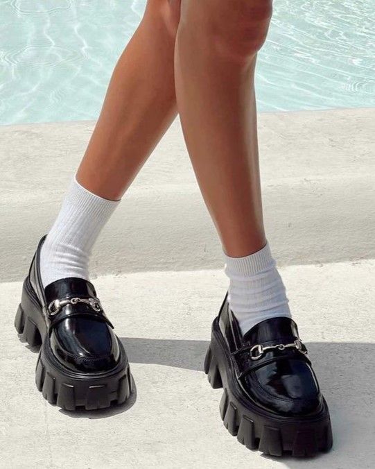 Models and fashion figures were often seen wearing loafers with white socks. Also, fashion-related social media influencers post a lot of outfits including loafers. Although loafers became popular in the 90s and go with tights, bigger and heeled loafers are now popularly worn with medium length socks as a new fashion statement. Let us know in a comment if you like loafers and whether you're happy about this comeback or not! Penny Lane Loafers, Loafers Outfit, Chunky Loafers, Club Shoes, Loafer Shoes Women, Platform Loafers, Girly Shoes, Penny Lane, Black Loafers