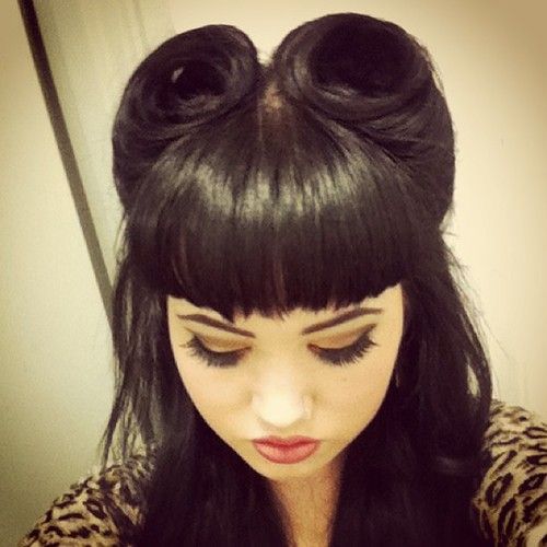 Victory Rolls with Bangs | Big ol victory rolls and bangs/fringe 1940s Bangs, Pin Up Girl Hairstyles, Vintage Updos, Pinup Hairstyles, Sculpting Hair, Retro Inspired Hair, Pinup Hair, Scene Girl, Victory Rolls