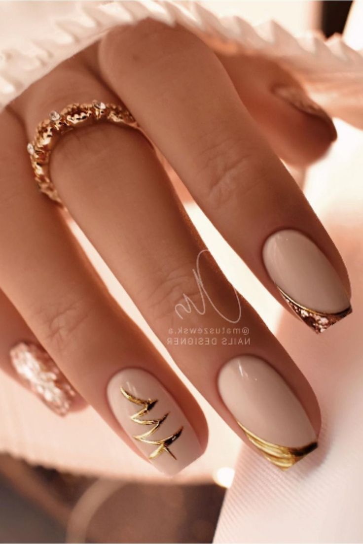 It's January, and you can't skip getting your nails done for the new year. We're totally obsessed with these January nails for 2024. We've got you everything from January nail designs 2024, January nails ideas simple, cute January nails, January nails ideas, January nails ideas simple classy, January nail colors, and so much more Nails With Gold, Christmas Gel Nails, Festival Nails, New Year's Nails, Elegant Nails, Xmas Nails, Gold Nails, Gorgeous Nails, Holiday Nails