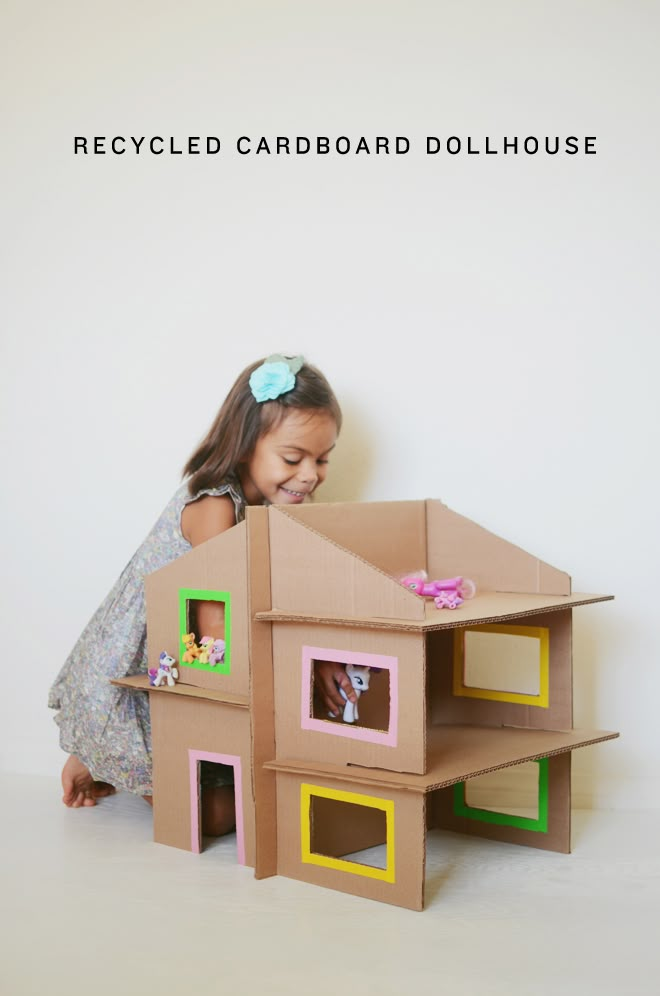 Cardboard Doll, Diy Cardboard Toys, Homemade Christmas Presents, Cardboard Ideas, Cardboard Dollhouse, Diy Gifts To Make, Cardboard Houses, Cardboard Creations, Cardboard Toys